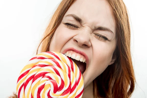 Hübsche Frau leckt bunten Lutscher süße Süßigkeiten Freude — Stockfoto