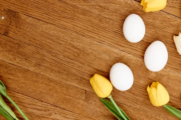 Blanc poulet oeufs jaune tulipes décoration printemps vacances en bois fond — Photo