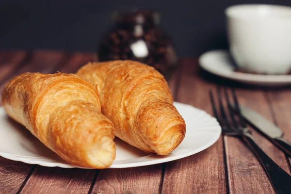 Croissant em um prato na mesa utensílios de cozinha café da manhã sobremesa refeição — Fotografia de Stock