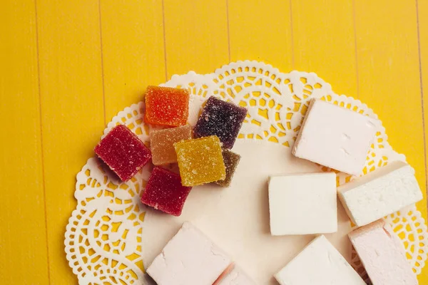 Doces de marmelada multicoloridos sobremesa fundo de madeira — Fotografia de Stock