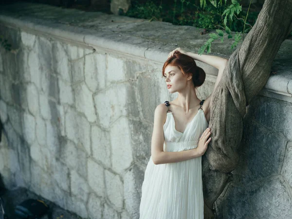 Femme en robe blanche nature luxe paysage Grèce — Photo