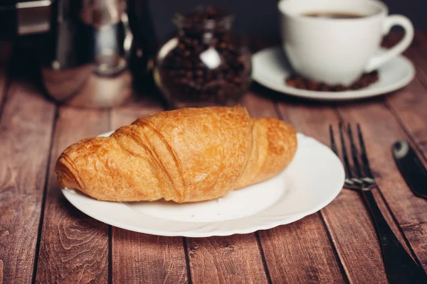 Färska croissanter på bordet frukost för dessert närbild — Stockfoto