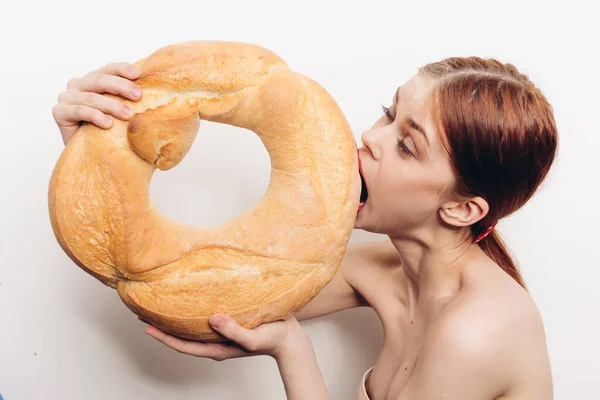 Round loaf and hungry woman with red hair naked shoulders model — Stock Photo, Image