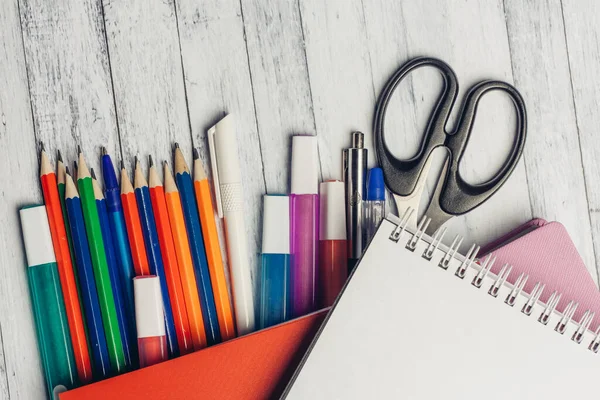 Papelería escritorio oficina escuela colores lápices marcadores bloc de notas tijeras — Foto de Stock