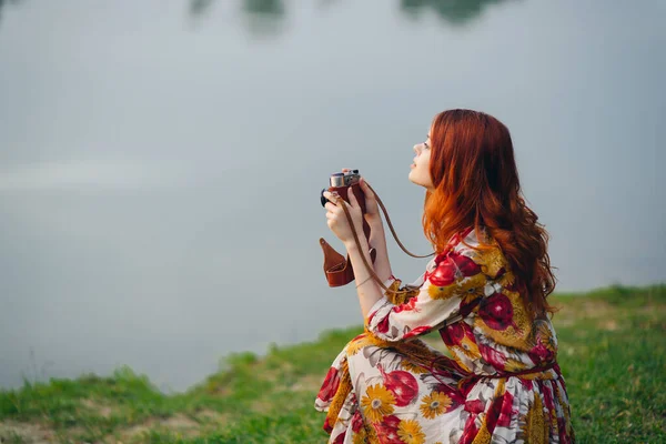 Rudovlasá žena venku dalekohled v rukou volný čas cestování chůze — Stock fotografie