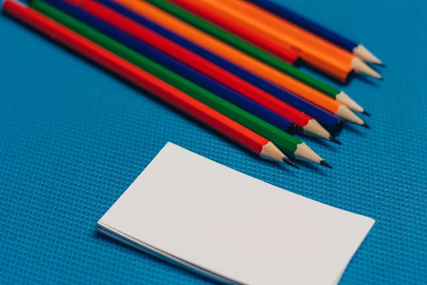 Kolorowe ołówki wizytówki niebieski tło Kopiuj przestrzeń — Zdjęcie stockowe