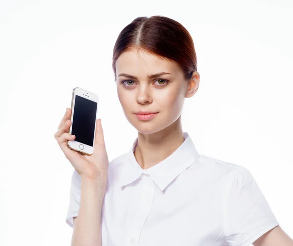 Frau im Hemd mit Handy in der Hand Technologiesekretärin — Stockfoto