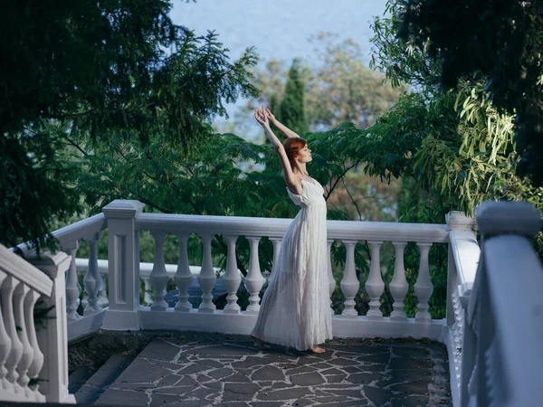 Mulher andar ar fresco folhas verdes decoração luxo — Fotografia de Stock