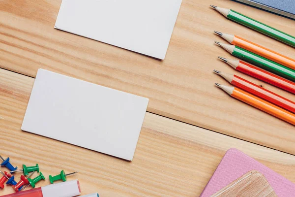 Tarjetas de visita lápices de colores escritorio papelería vista superior —  Fotos de Stock