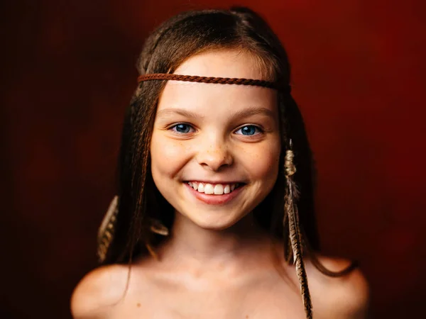 Sauvage fille avec plume dans ses cheveux sourire cheveux lâches culture indienne — Photo