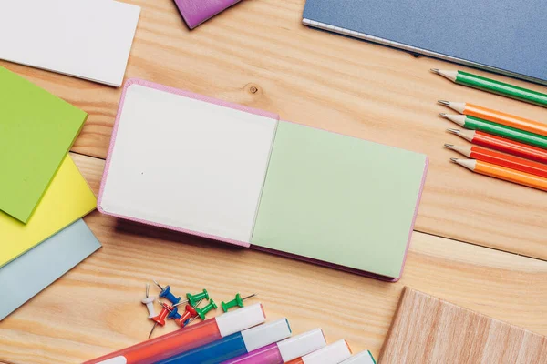 Névjegykártyák színes jelölők jegyzettömbök munka íróasztal iskolai tárgyak — Stock Fotó