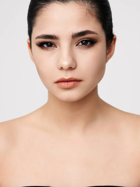 Atraktivní brunetka nahá ramena make-up obličeje detailní — Stock fotografie