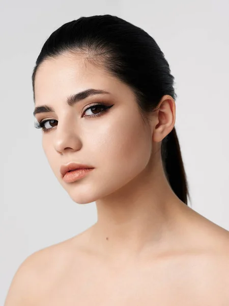 Brunetka tvář make-up nahý ramena jasný kůže model — Stock fotografie