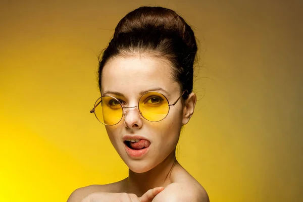 Μελαχρινή με γυμνούς ώμους κίτρινα γυαλιά ελκυστική εμφάνιση πάθος — Φωτογραφία Αρχείου