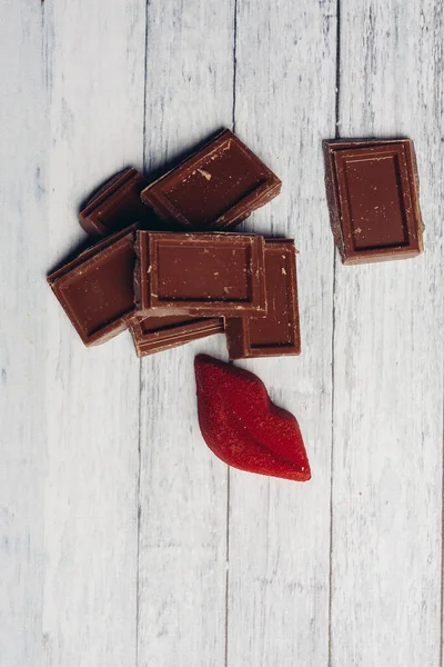 Choklad bar röda läppar marmelad sötsaker dessert ovanifrån — Stockfoto