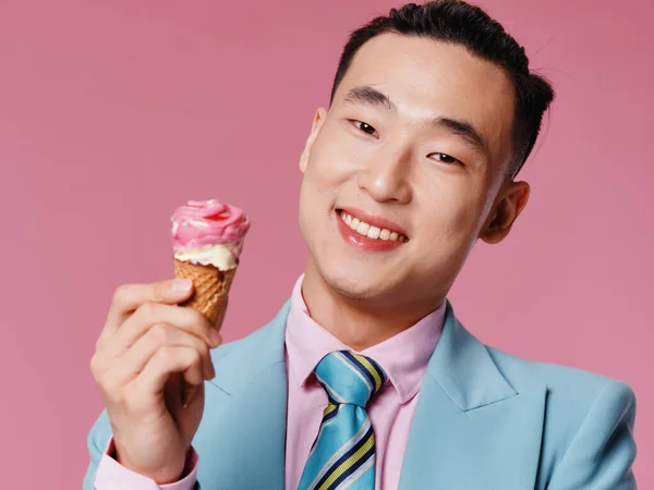 幸せな男とともにアイスクリームでコーン笑顔上のピンクの背景トリミングされたビュークローズアップ — ストック写真