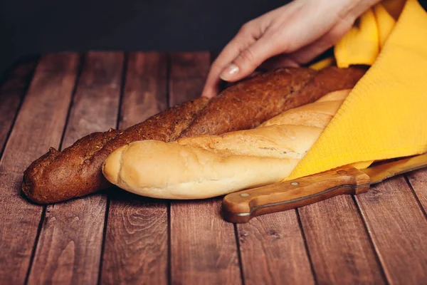 Szeletelt kenyér egy fa vágódeszkán konyhai étkezés reggeli — Stock Fotó