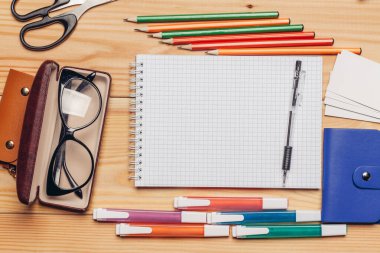 Kırtasiye malzemesi, ahşap ofis, yakın çekim.