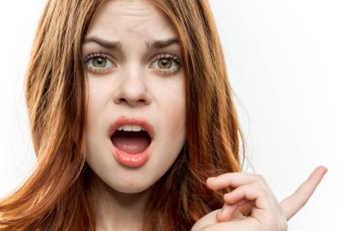 Duygusal kadın yüz cazibesinin yanında el ele tutuşuyor.