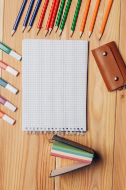 Çizim tahtası renkli kalemler ahşap masa okulu