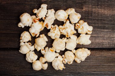 Tahta bir masada patlamış mısır. Film izlerken eğlence.