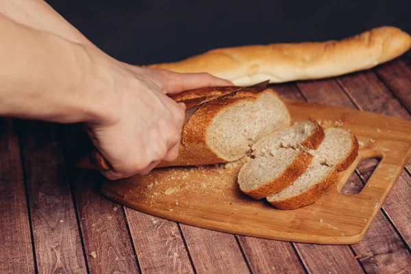 Friss kenyeret szeletelni a vágódeszka konyhai ételén — Stock Fotó
