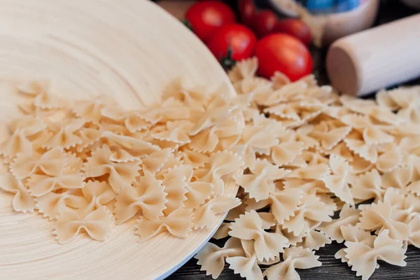 Італійські інгредієнти для приготування їжі з дерев "яного столу вишневі помідори. — стокове фото