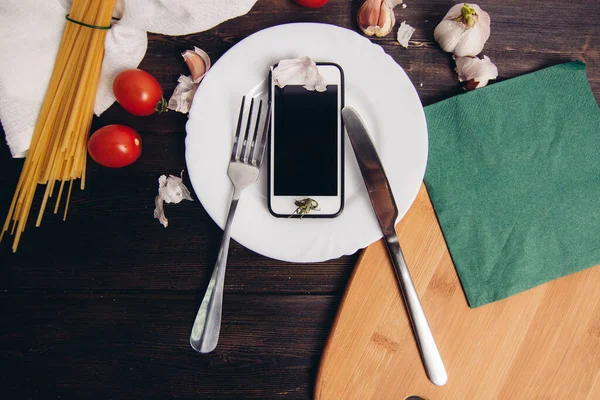Телефон в тарелке посуды приготовления макарон Италии — стоковое фото