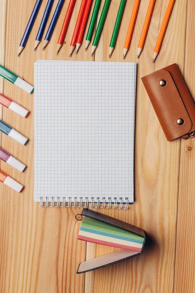 Rajzfüzet színes ceruzák fa asztal iskola — Stock Fotó