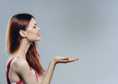 Çizgili elbiseli güzel bir kadın. Çekici bir tarzı var.