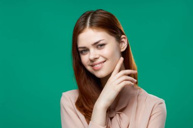 Neşeli kadın pembe gömlek duyguları el hareketleri yakın plan yeşil arka plan