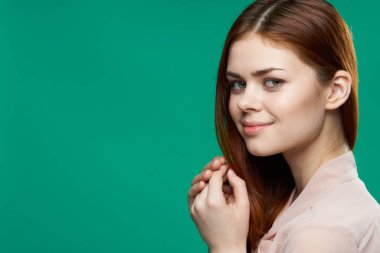 Neşeli kadın pembe gömlek duyguları el hareketleri yakın plan yeşil arka plan