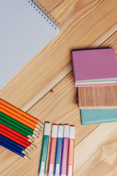 Színes ceruzák és markerek olló papír kreativitás asztali iskola — Stock Fotó