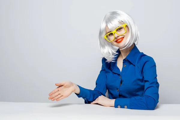 Συναισθηματική γυναίκα σε λευκό περούκα gesturing με τα χέρια κίτρινα γυαλιά κόκκινα χείλη γοητεία γραφείο εργασίας — Φωτογραφία Αρχείου