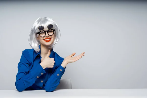 Λαμπερό γυναίκα σε λευκό περούκα gesturing με τα χέρια κόκκινα χείλη γυαλιά στούντιο — Φωτογραφία Αρχείου