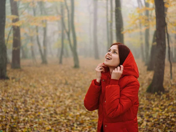 Nő piros kabát motorháztető eső köd ősz sárga levelek — Stock Fotó
