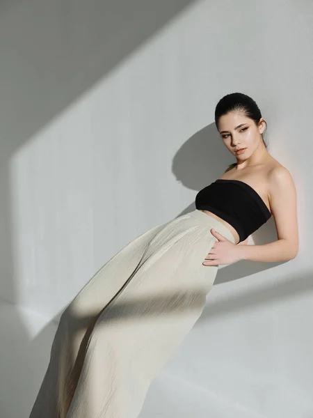 Roupas de moda mulher de luxo inclinando-se na parede moda — Fotografia de Stock