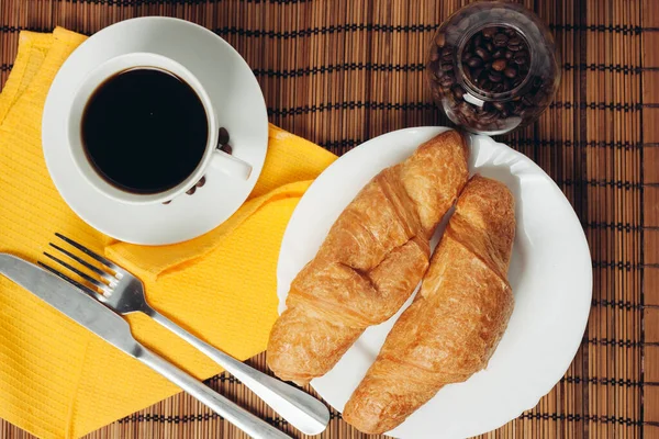 Färska croissanter på bordet kaffe kopp frukost — Stockfoto