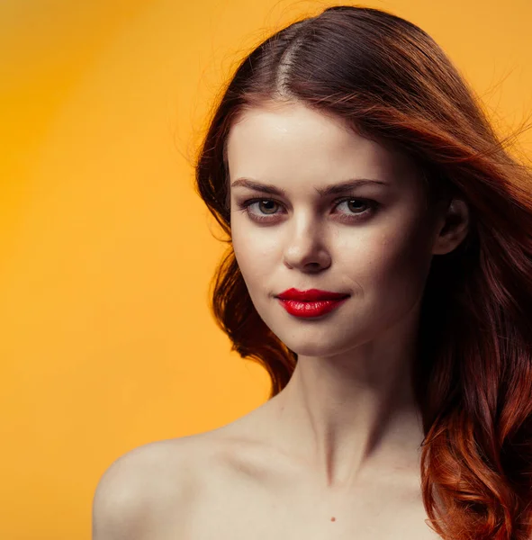 Beautiful woman with red lips over isolated background naked shoulders red hair — Stock Photo, Image