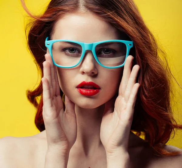 Красивая женщина рыжие волосы гламурная косметика привлекательный вид модели желтый фон — стоковое фото