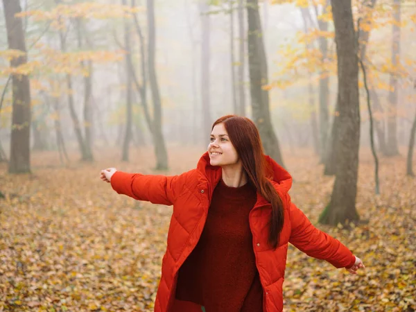 Pretty woman in autumn in forest fog walk rain — Stock Photo, Image