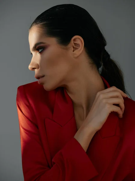 Mulher bonita em blazer vermelho cosméticos lado olhar luxo — Fotografia de Stock