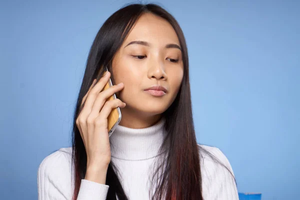 Женщина азиатской внешности разговаривает по телефону технологии Интернет — стоковое фото