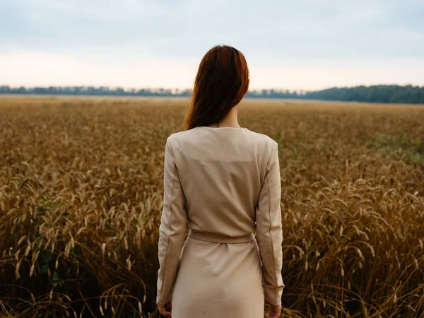 Achteraanzicht van romantische vrouw buiten in de velden — Stockfoto