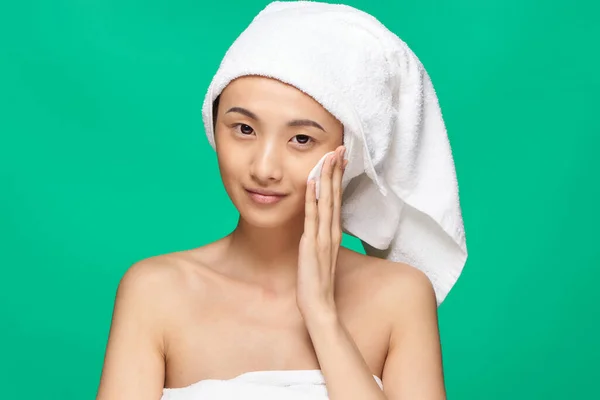 Mooie vrouw naakt schouders schoon huid handdoek op hoofd groene achtergrond — Stockfoto
