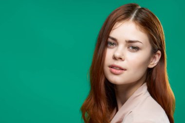Güzel kadın çekici görünüyor. Lüks görünümlü. Stüdyo yeşil arka plan.