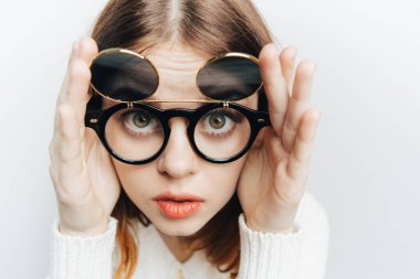 Kadın duyguları şık gözlük stüdyosunun yüzünü kapatın.