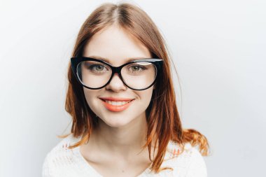 Gözlüklü güzel bir kadın. Kırmızı dudaklar. Modern tarzı çekici kılıyor.