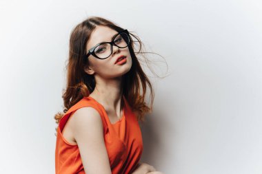 Elinde not defteri olan turuncu elbiseli bir kadın hafif arka planda bir bayan öğrenci eğitimi bilimi öğrencisi.