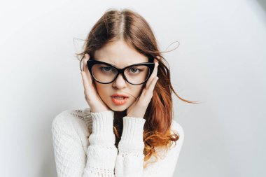 Gözlüklü kadın gülümseme kozmetik stüdyo duyguları yakın çekim